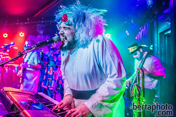 HalloWEIRD-HQ-20mb_size_limit-7185