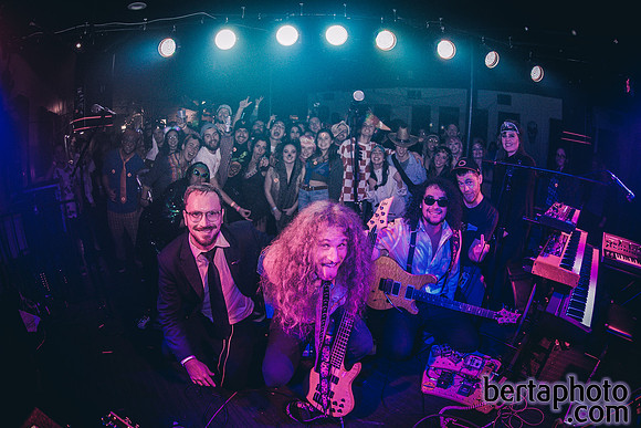 HalloWEIRD-HQ-20mb_size_limit-6801